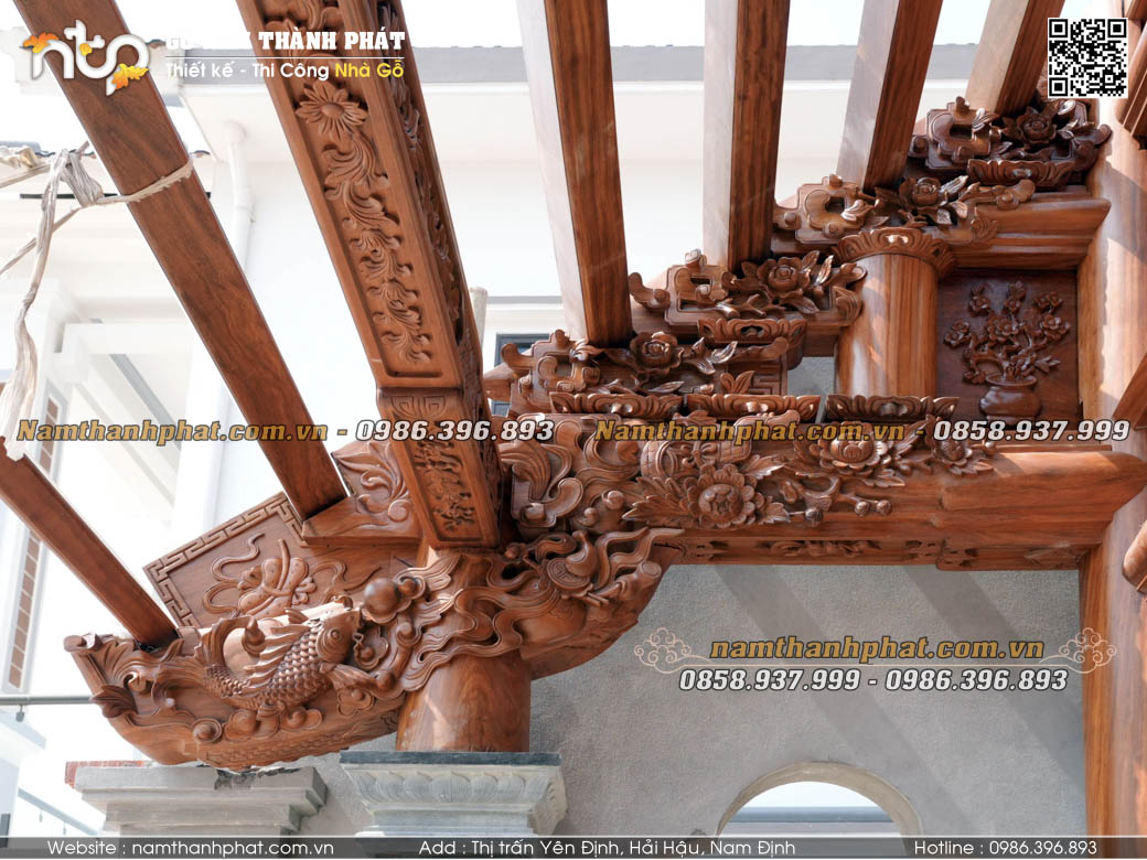 Mẫu cá chép trông trăng trên vì đốc hiên nhà gỗ 3 gian